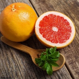 De geur vind iedereen heerlijk, de smaak niet altijd. Ook grapefruit is verbonden met zon, zomer en een blij gevoel. Dit soort zoete geuren zijn goed bij depressies. De geur werkt verfrissend en versterkend. Bij hoofdpijn, vermoeidheid en spierpijn. Geeft een vrolijk gevoel, beter zelfvertrouwen en vitaliteit.
