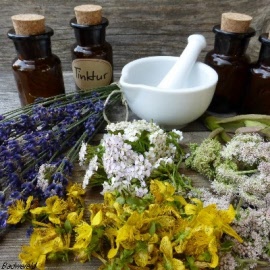 Een perfecte combinatie van allerlei kruiden. Melisse, Kamille,Goudsbloem, Duizendblad,Lavendel,Rozemarijn. Deze geur is vooral erg lekker in de sauna bij het opgieten van water. De kruiden geur geeft een speciale ontspannen atmosfeer en is zacht voor de keel en ademhaling.